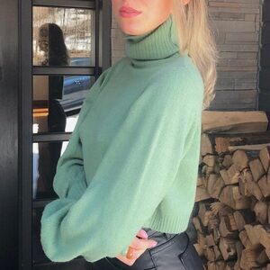 selling this turtleneck 💚